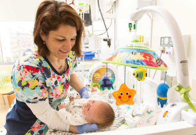 新生儿-围产期医学护士与婴儿